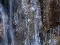 Eiskeule an Felsen einer Lochgrabenbach Kaskade